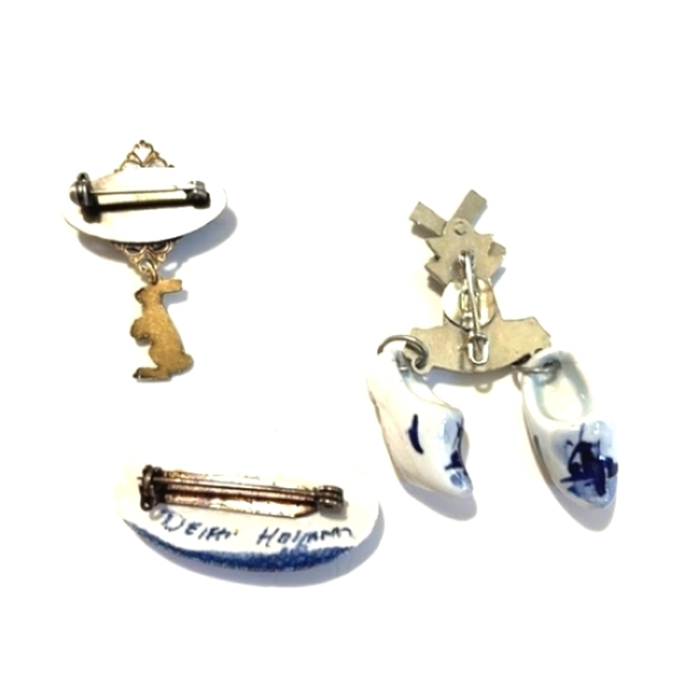 VINTAGE LOT OF TWO CERAMIC DUTCH AND ONE DELFT BLUE AND WHITE 1-2" BROOCHES - Picture 7 of 10
